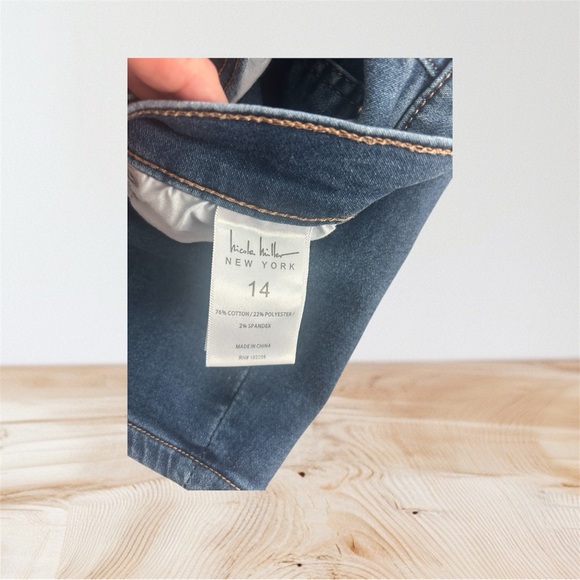 Nicole Miller Women’s Blue Denim Shorts - Picture 3 of 4